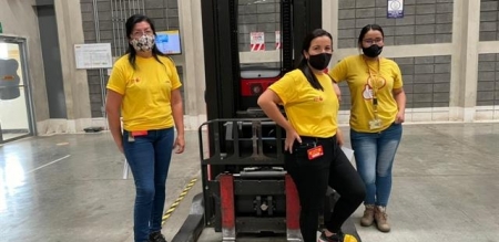 Женщины за рулем погрузчика в DHL